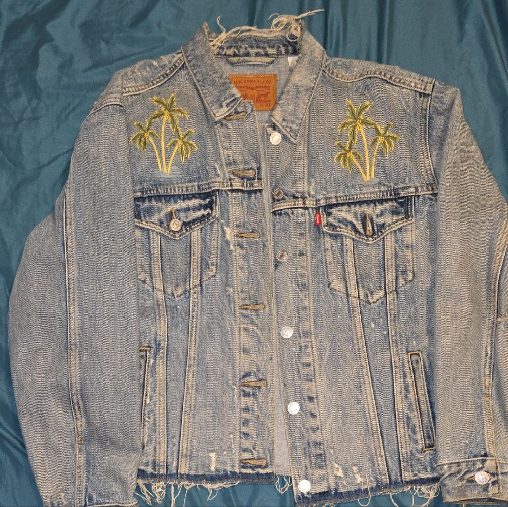 Levi's Light Blue Denim Jacket w/ Palm Embroidery (Ex-boyfriend Trucker Jacket)